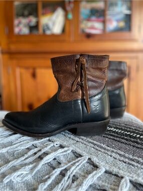FRYE Billy Cross Stitch Short Bootie Cowboy Two-Tone Leather Ankle Boots Size 9